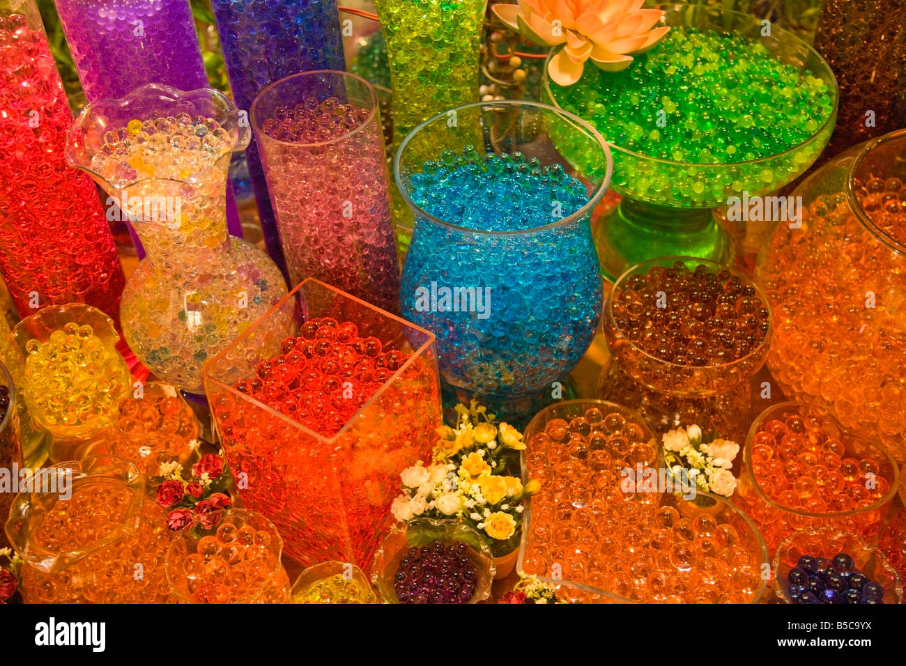 Bunte Perlen in Gläsern Stockfoto