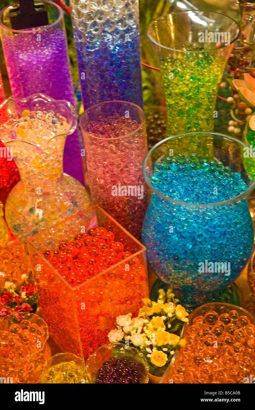 Bunte Perlen in Gläsern Stockfoto
