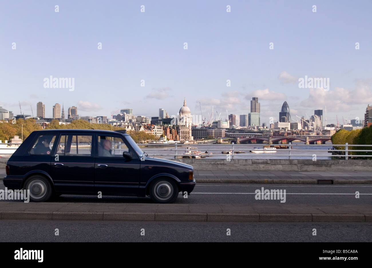 London Metro Taxi Fahrt über Waterloo Bridge mit City of London im Hintergrund. Stockfoto