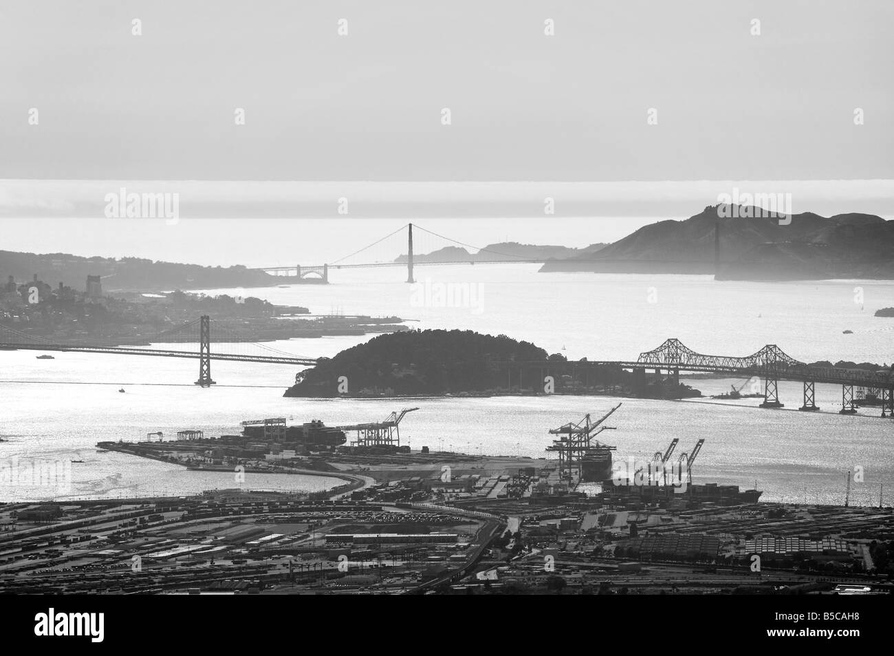 Blick über den Hafen von Oakland Bay Bridge Treasure Island und der Golden Gate Brücke Bucht von San Francisco Stockfoto
