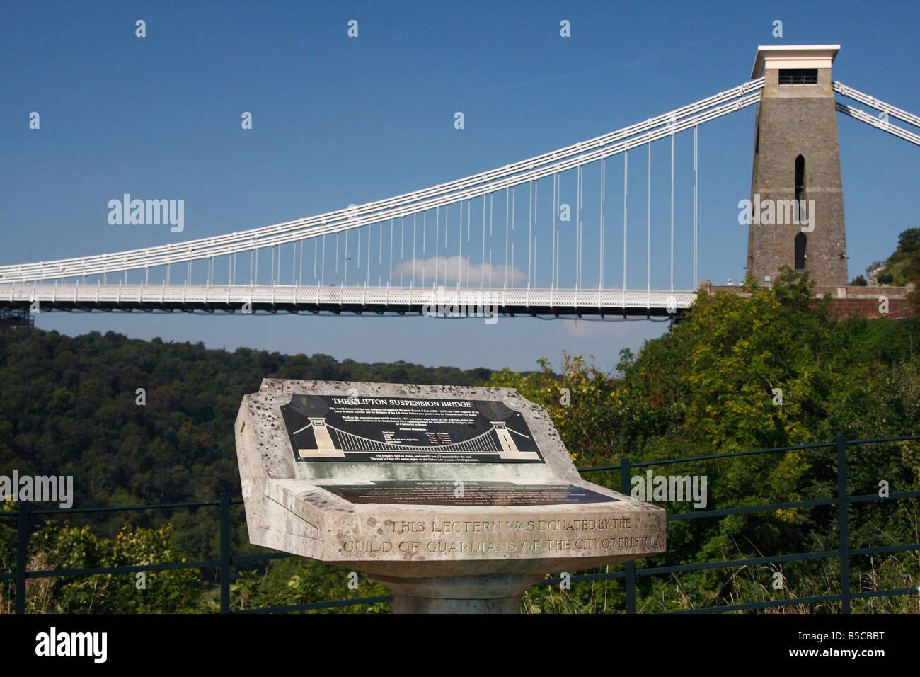 "Die Suche" Rednerpult Plaque und [Clifton Suspension Bridge] über [Avon Gorge] gegen blauen Himmel, Bristol, England, UK Stockfoto