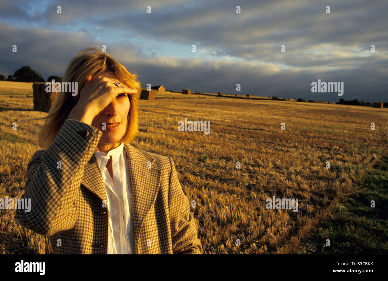 Attraktive 50-etwas Engländerin Blick in Ferne. Stockfoto