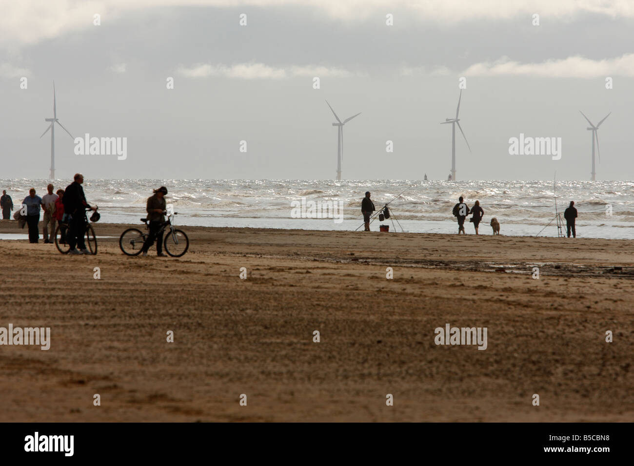 Menschen Sie am Strand Formby und "Burbo Bank" "Windparks offshore", Sefton Küste, Merseyside, England, UK Stockfoto
