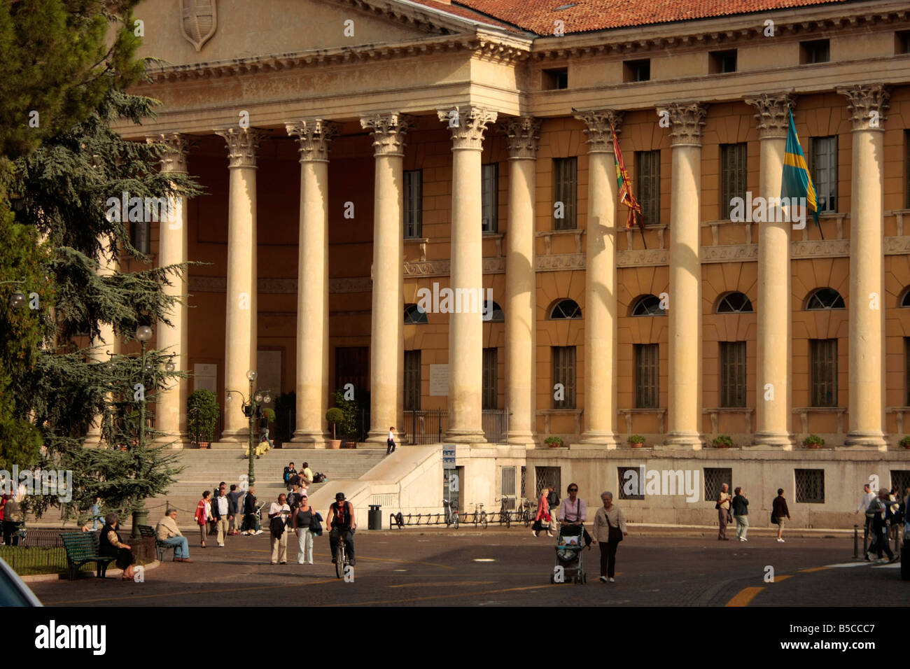 neoklassische Palazzo Barbieri Sitz des Rathauses und dem Veranstaltungsort auf Br Platz in Verona Italien Stockfoto