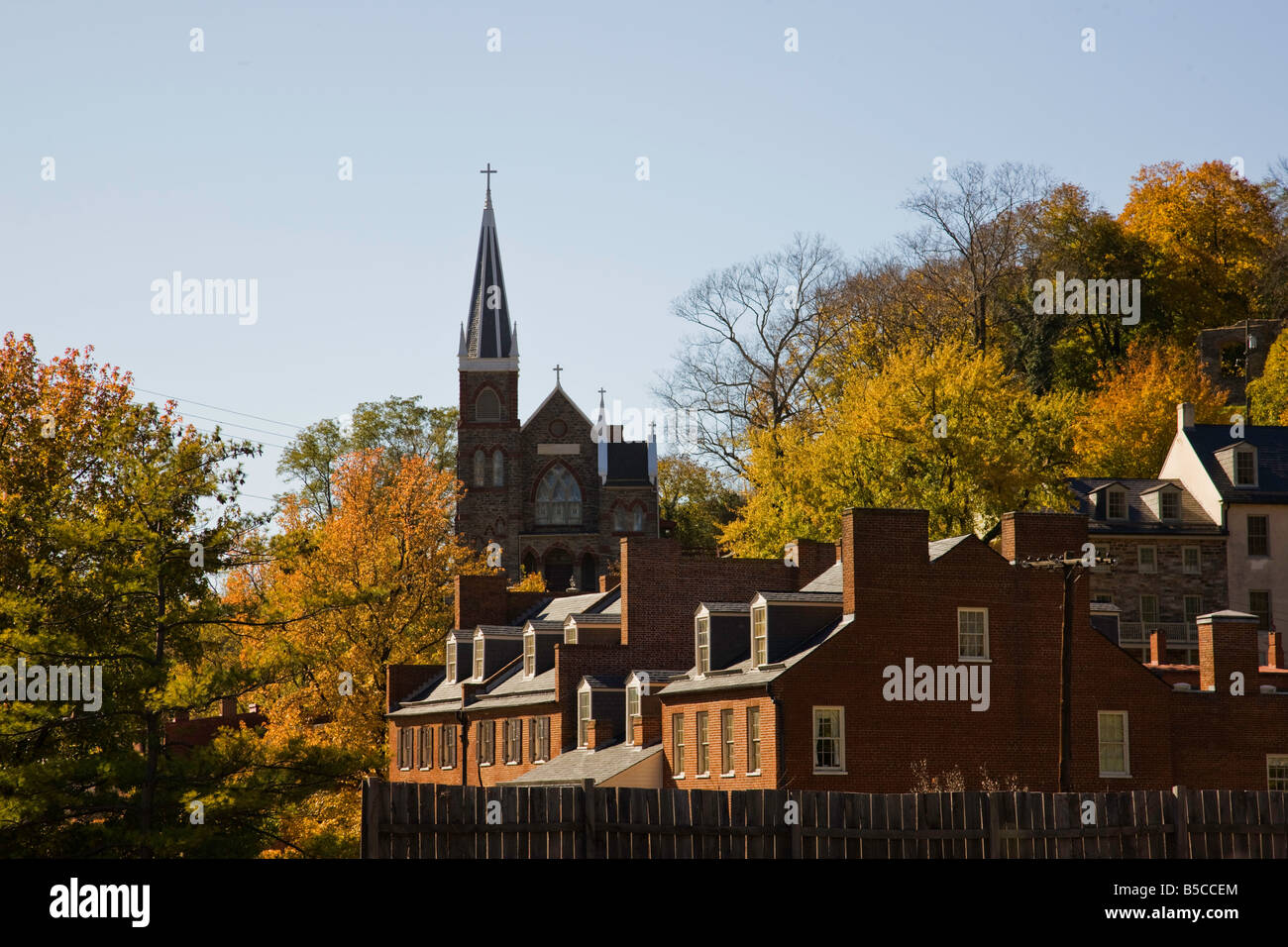 Katholische Kirche St. Peter liegt hoch über der Stadt in Harpers Ferry, West Virginia. Stockfoto