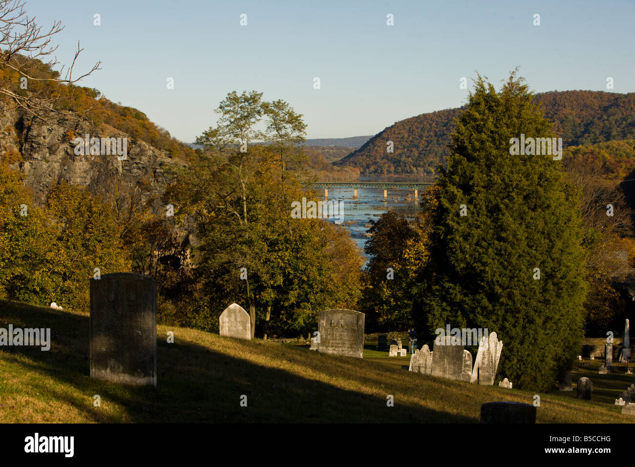 Ein Blick von der Spitze des Hügels in der Harper-Friedhof in Harpers Ferry, West Virginia. Stockfoto