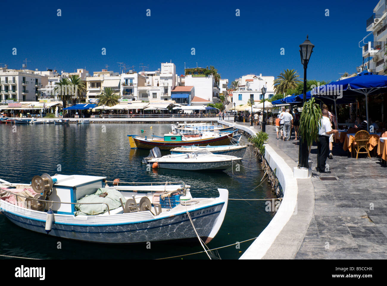 Angelboote/Fischerboote auf See Überlieferung Agios Nikolaos Kreta Griechenland Stockfoto