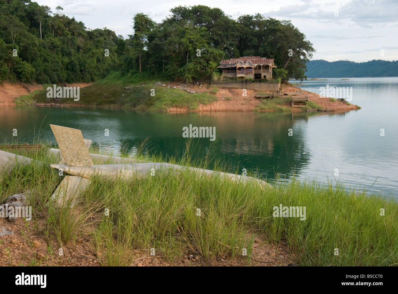 Anzeigen von der Pension entfernt befindet sich auf einer der Inseln Ang Nam Ngum Stausee, Laos Stockfoto
