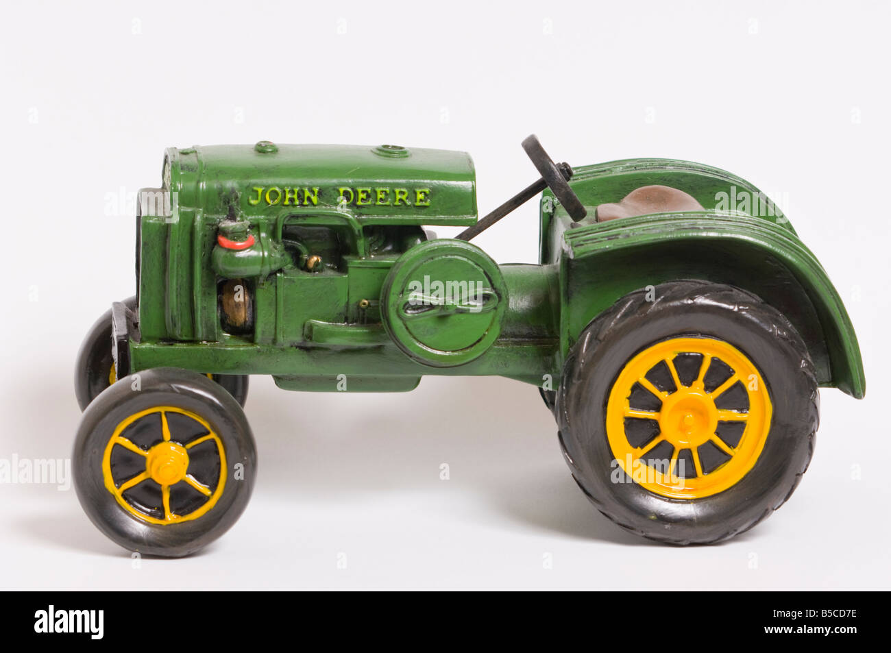 Nahaufnahme eines Modells John Deere Traktor erschossen vor einem weißen Hintergrund in einer Studioumgebung (Ausschneiden) Stockfoto