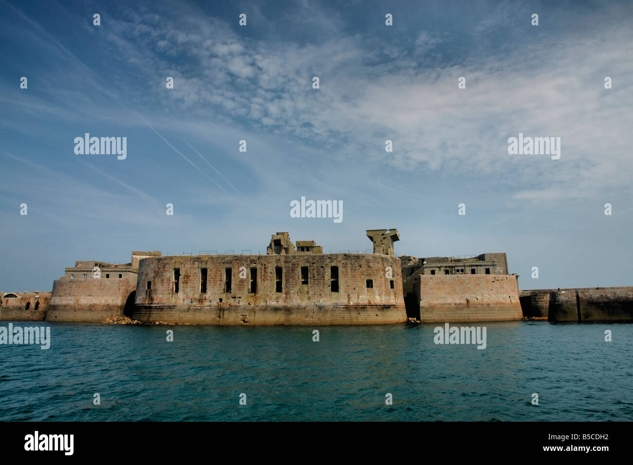 Eine alte Wellenbrecher und Fort, einschließlich deutsche Add-ons aus dem zweiten Weltkrieg, in den Hafen von Cherbourg, Frankreich Stockfoto