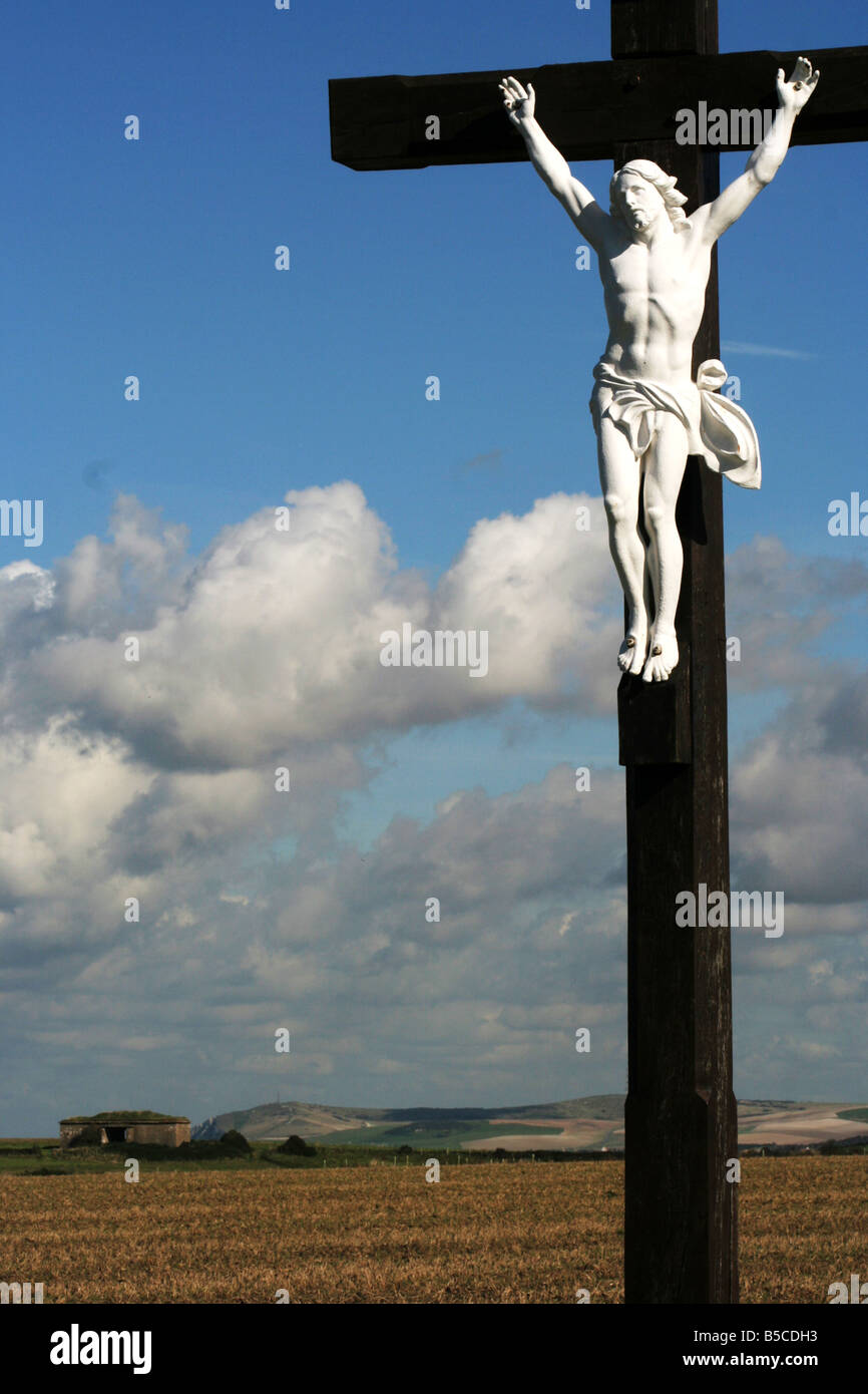 Ein strassenrand Kalvarienberg in Frankreich mit Jesus in weißem Marmor dargestellt Stockfoto