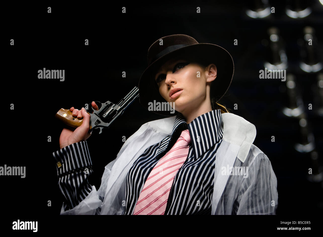 Ein Modell zeigt eine Outfit von ukrainischen Designerin Victoria Gres während der Ukrainian Fashion Week in Kiew, Ukraine Stockfoto