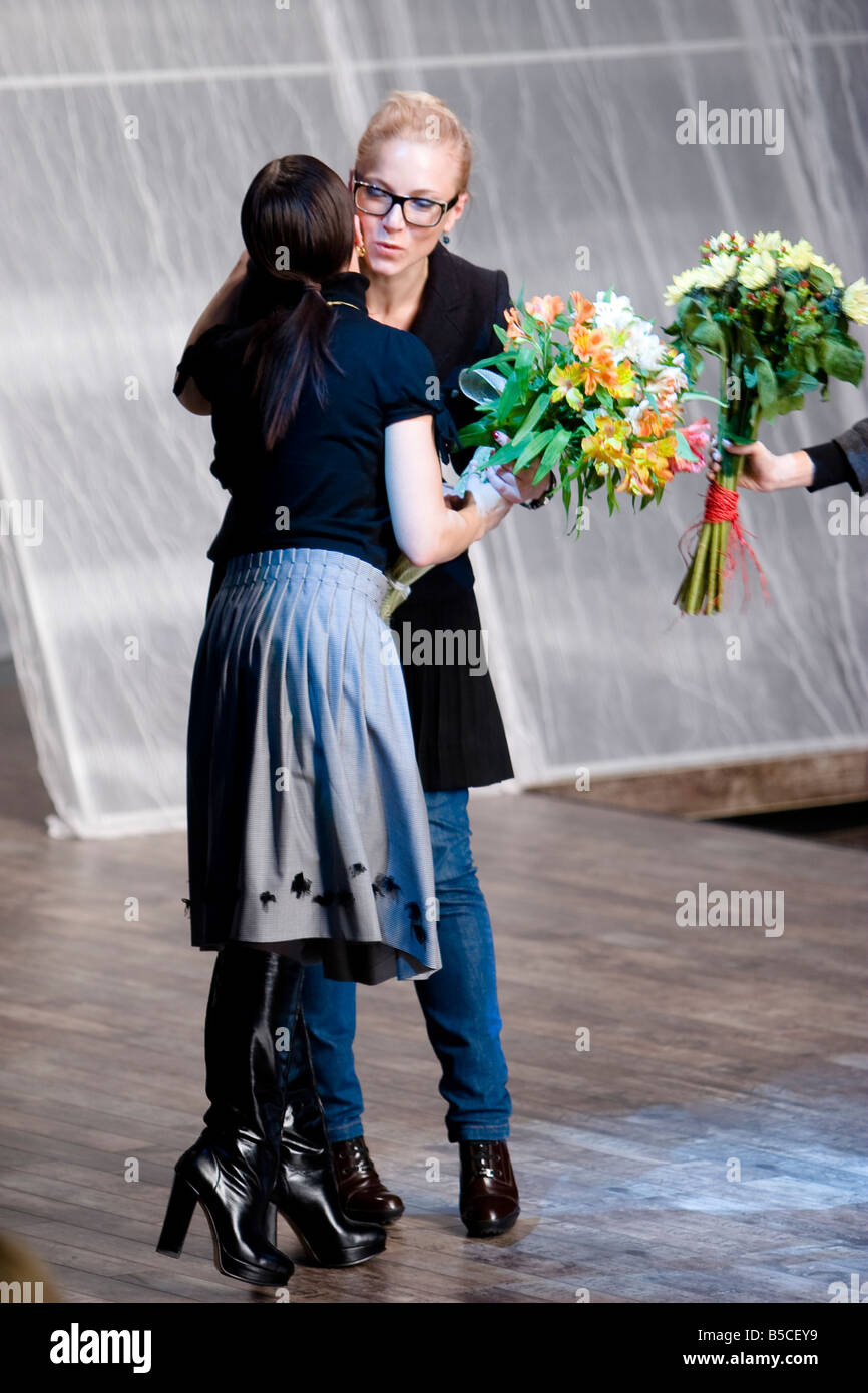 Ukrainischen Designer Irina Karavay während der Ukrainian Fashion Week Frühjahr/Sommer 2009 in Kiew, Ukraine, Mittwoch, Oct.15, 2008 Stockfoto