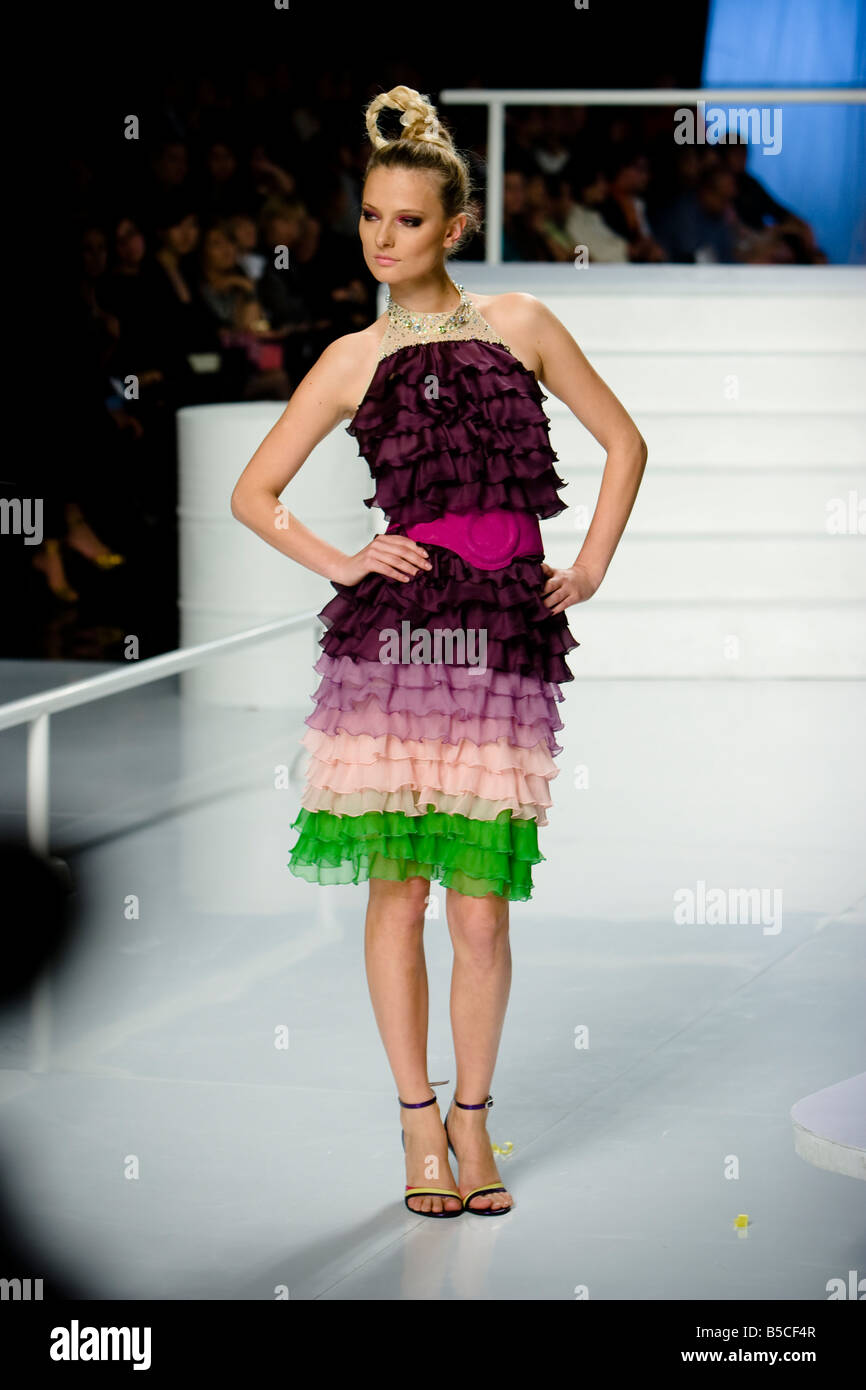 Ein Modell zeigt eine Outfit von Designerin Anna Bublik während der Ukrainian Fashion Week Frühjahr/Sommer 2009, Kiew, Ukraine Stockfoto