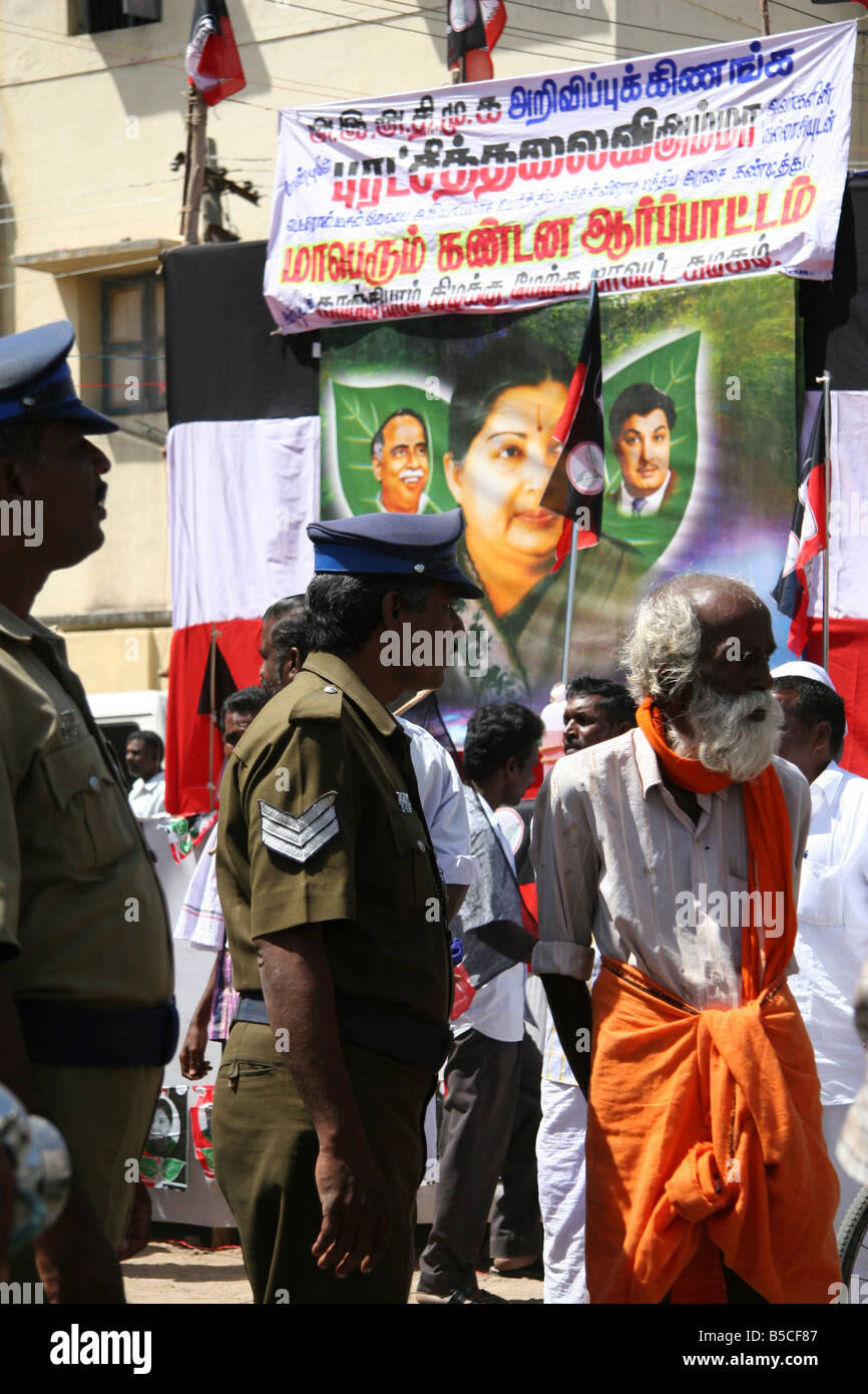 Polizisten bewachen einer politischen Kundgebung in Kanchipuram, Indien. Stockfoto