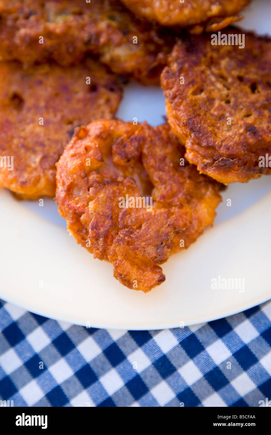 Gebratene Tomaten mit Zwiebeln und Minze Kamari Santorini Griechenland Stockfoto