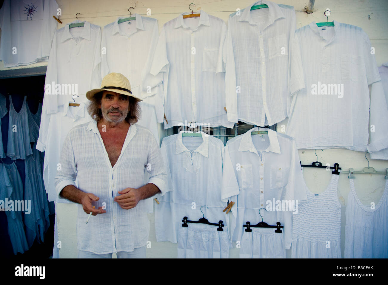 Anbieter verkaufen weißen Kleidung Fira Dorf Santorini Griechenland Stockfoto