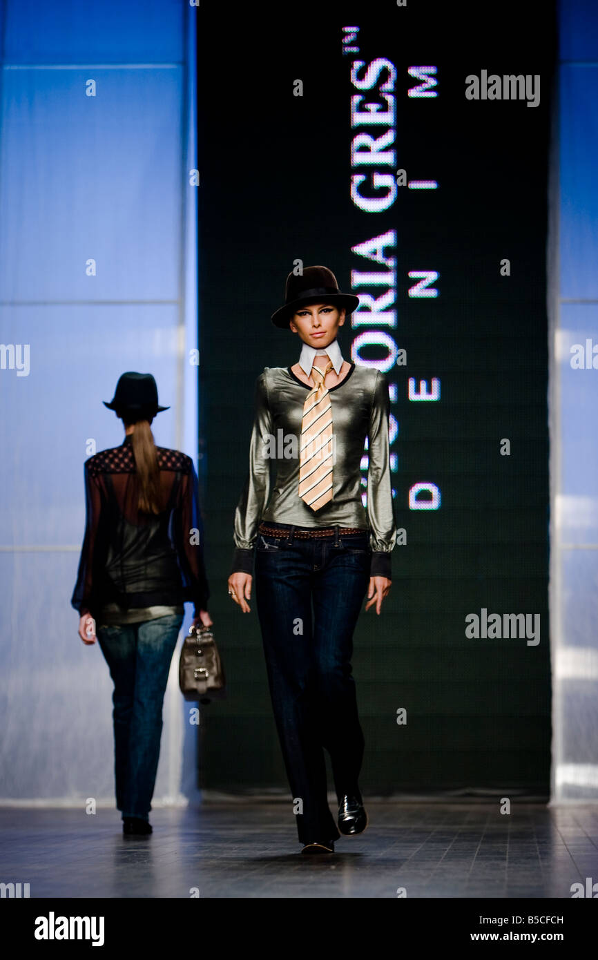 Ein Modell zeigt eine Outfit von ukrainischen Designerin Victoria Gres während der Ukrainian Fashion Week in Kiew, Ukraine Stockfoto