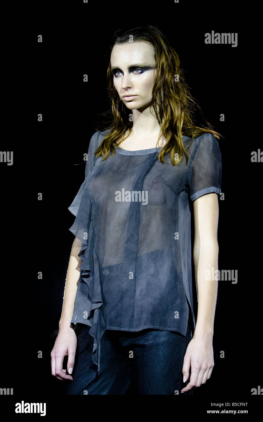 Ein Modell zeigt eine Outfit von Designer Ksenia Marchenko während der Ukrainian Fashion Week Frühjahr/Sommer 2009 in Kiew, Ukraine Stockfoto