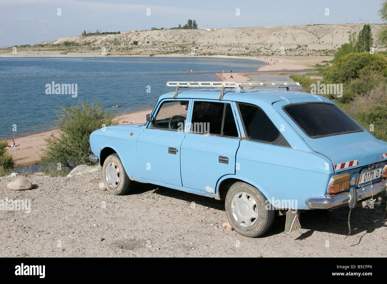 Alte russische Auto Moskwitsch am Ufer des Sees Issyk-Kol, Kirgisistan Stockfoto