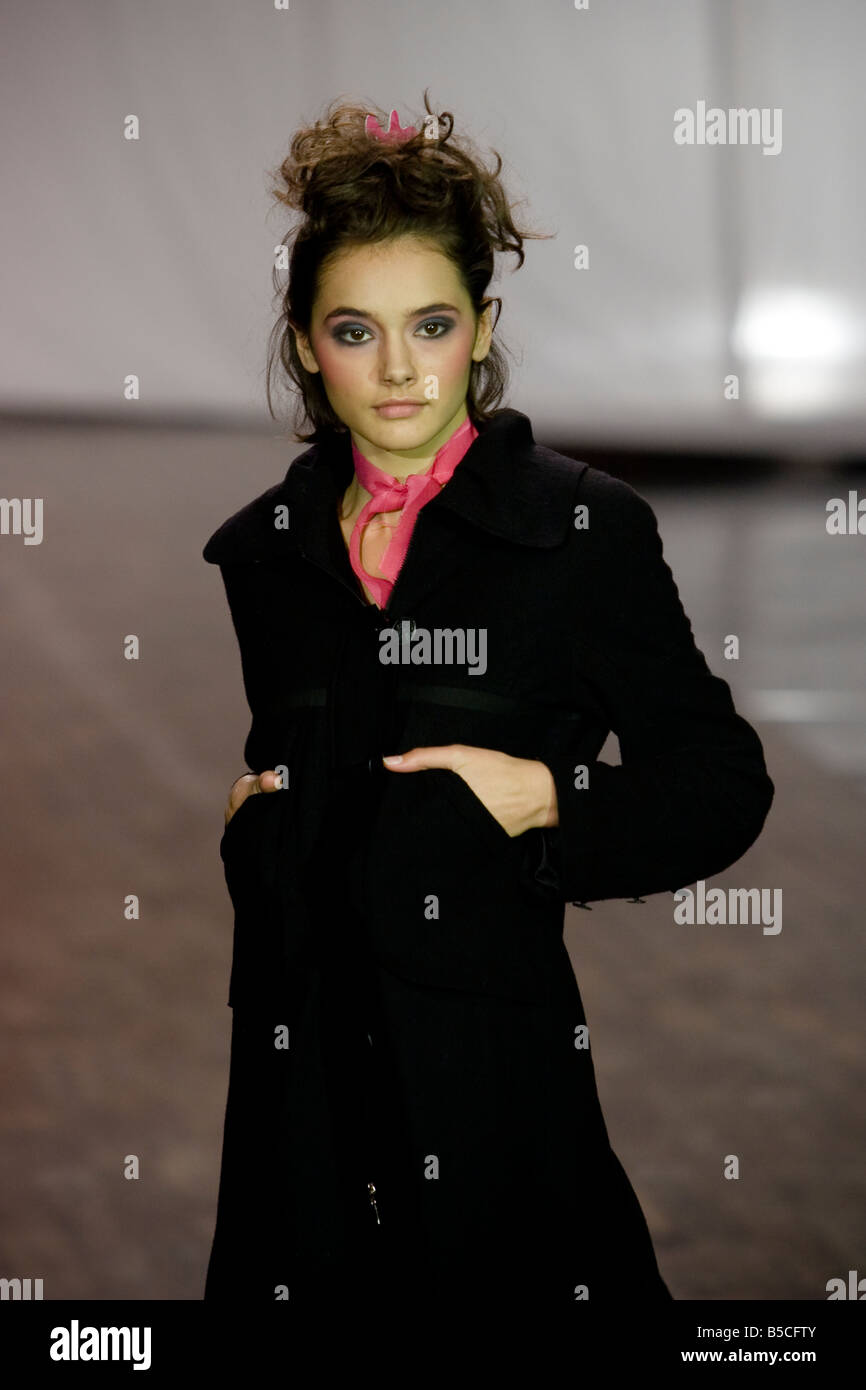 Ein Modell zeigt eine Outfit von Designer Olesya Telizhenko während der Ukrainian Fashion Week Frühjahr/Sommer 2009 in Kiew, Ukraine Stockfoto