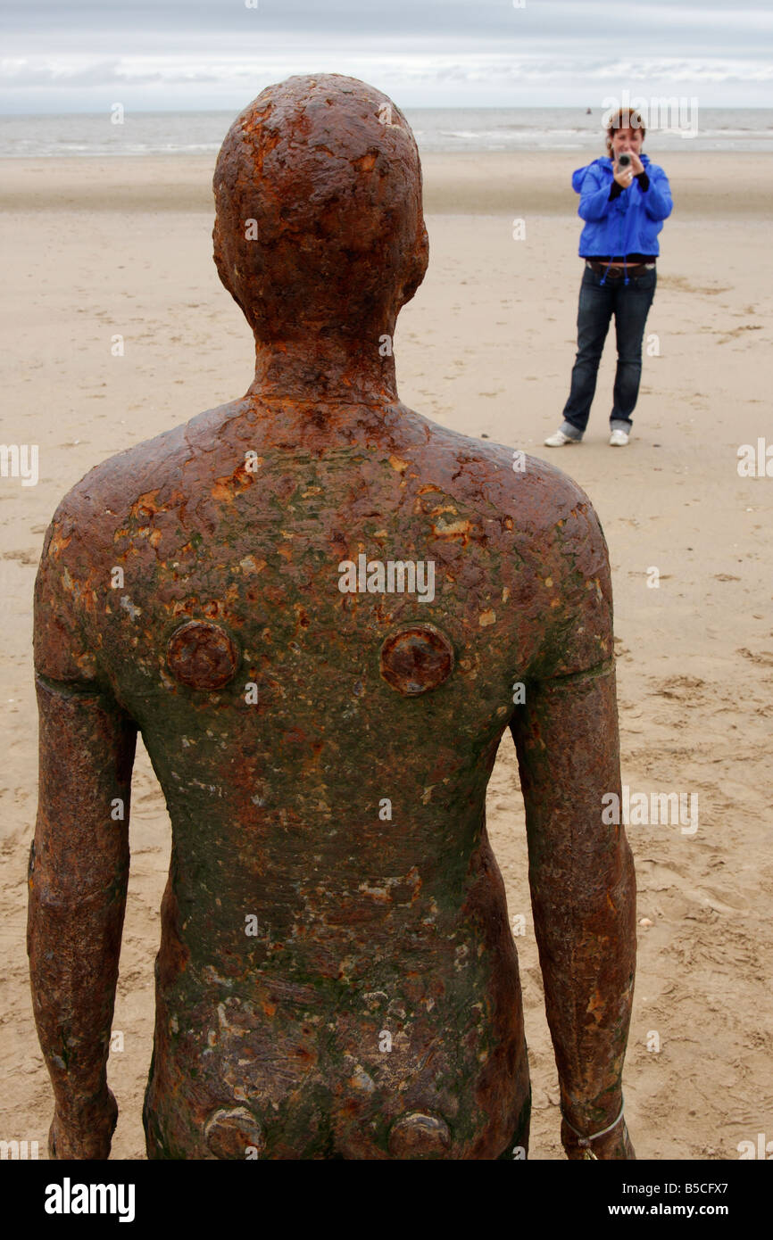 Frau mit fotografieren [Antony Gormley] Skulptur, Crosby Beach, Sefton Küste, Merseyside, England, UK, Outdoor-Fotografie Stockfoto