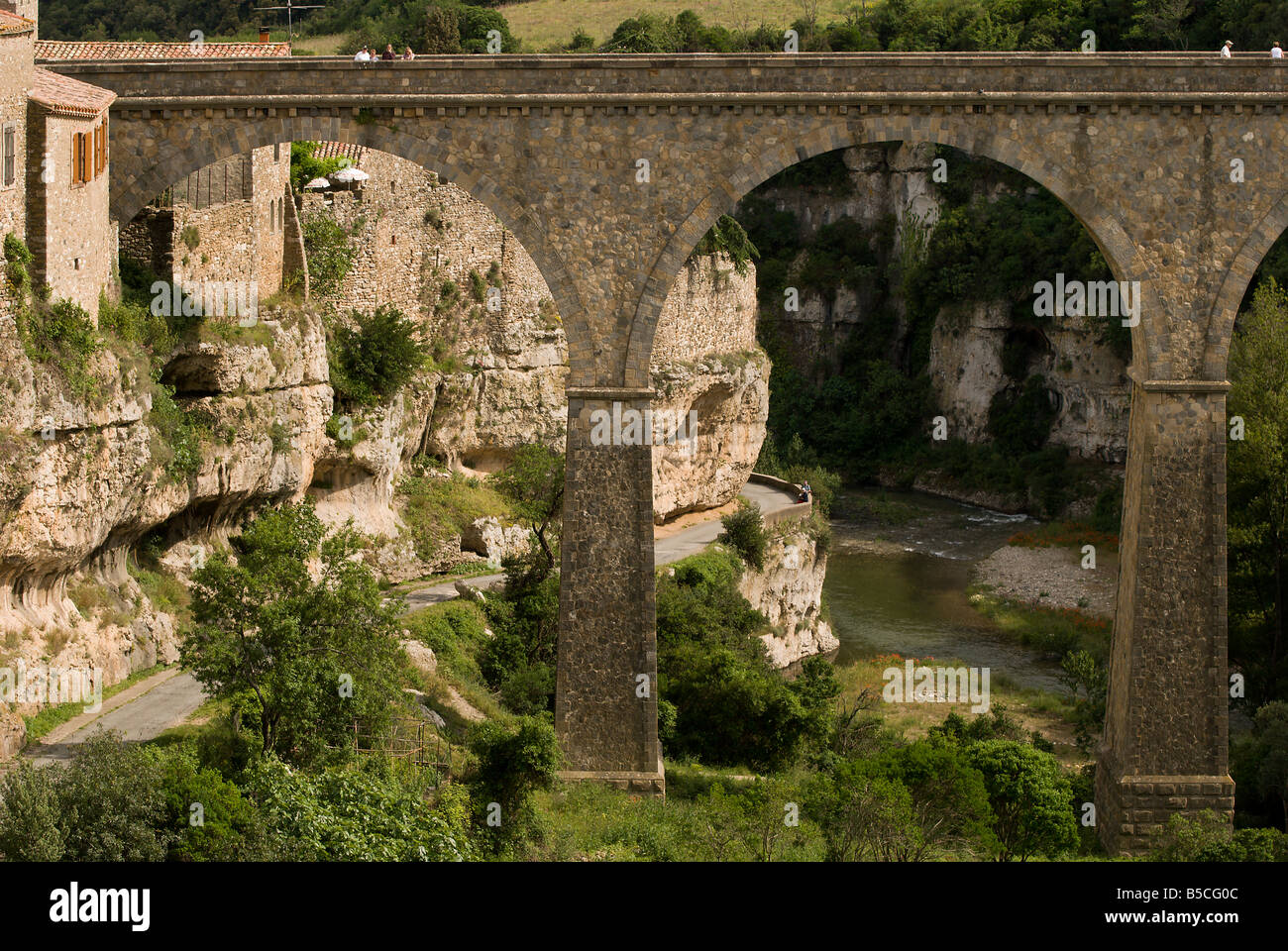 Brücke in das mittelalterliche Dorf von Minerve, Frankreich Stockfoto