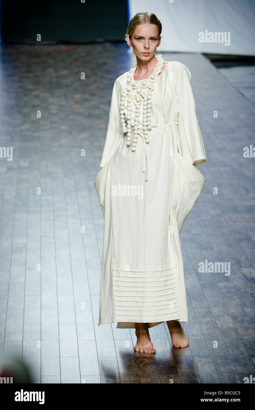 Ein Modell zeigt eine Outfit von Designer Katya Pshechenko während der Ukrainian Fashion Week Frühjahr/Sommer 2009 in Kiew, Ukraine Stockfoto