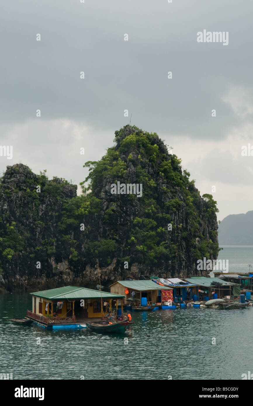 Ein Fischerdorf in Ha Long Bucht, Vietnam Stockfoto