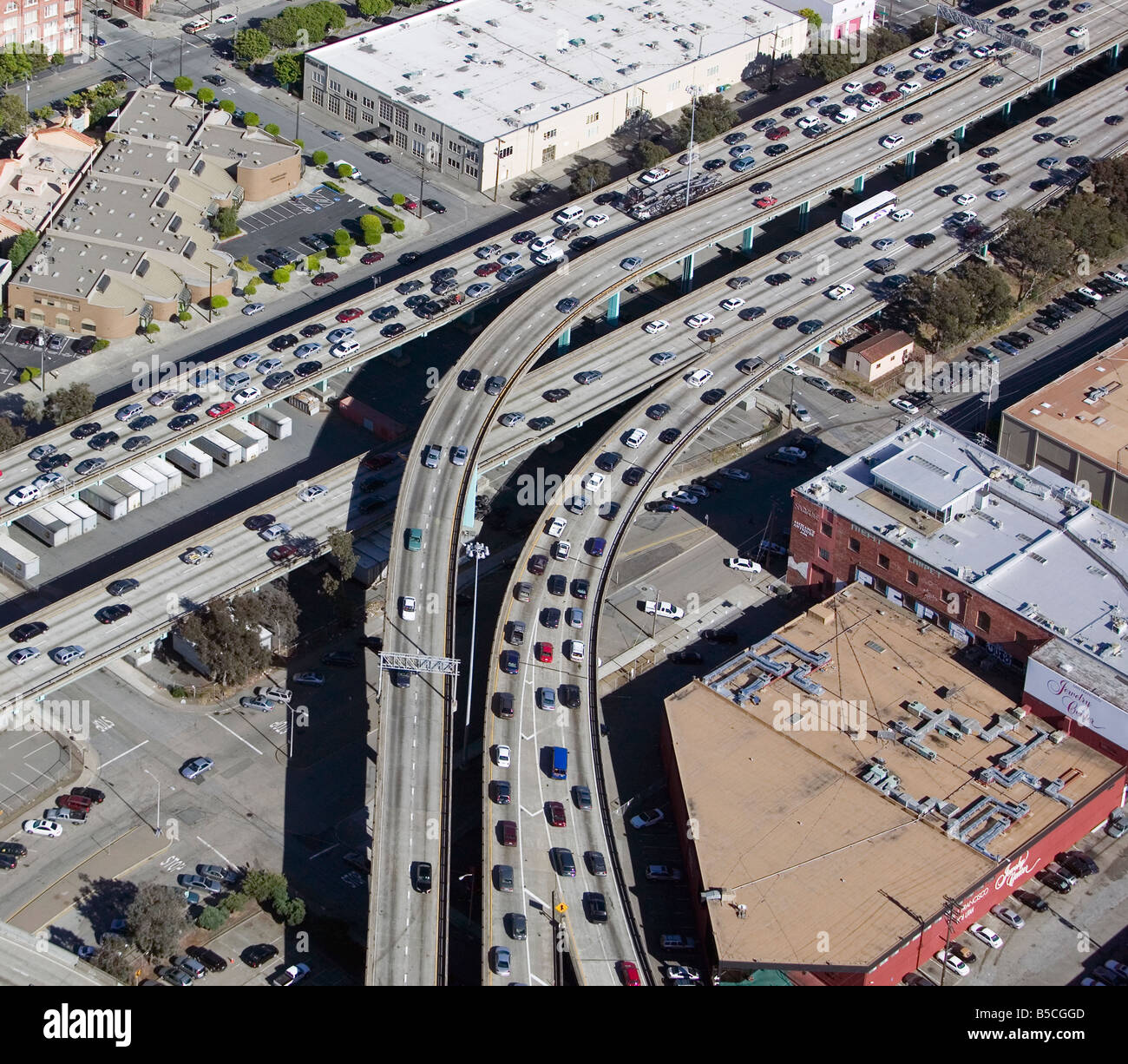 Luftaufnahme über dem stark befahrenen San Francisco Autobahnen i-80 und US 101 Stockfoto