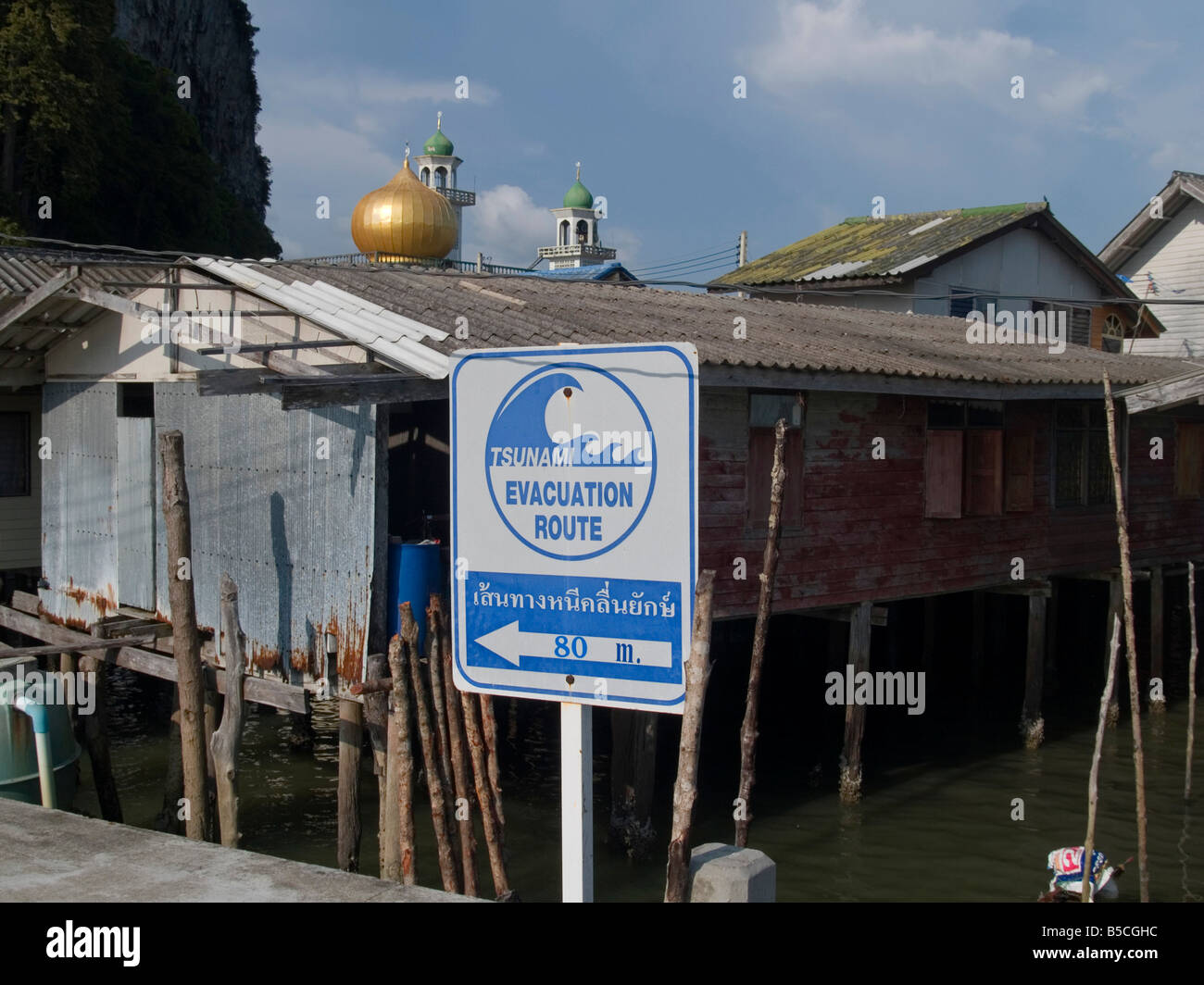 Tsunami-Evakuierung unterzeichnen auf Koh Panyi Insel in Phang Nga, Thailand Stockfoto