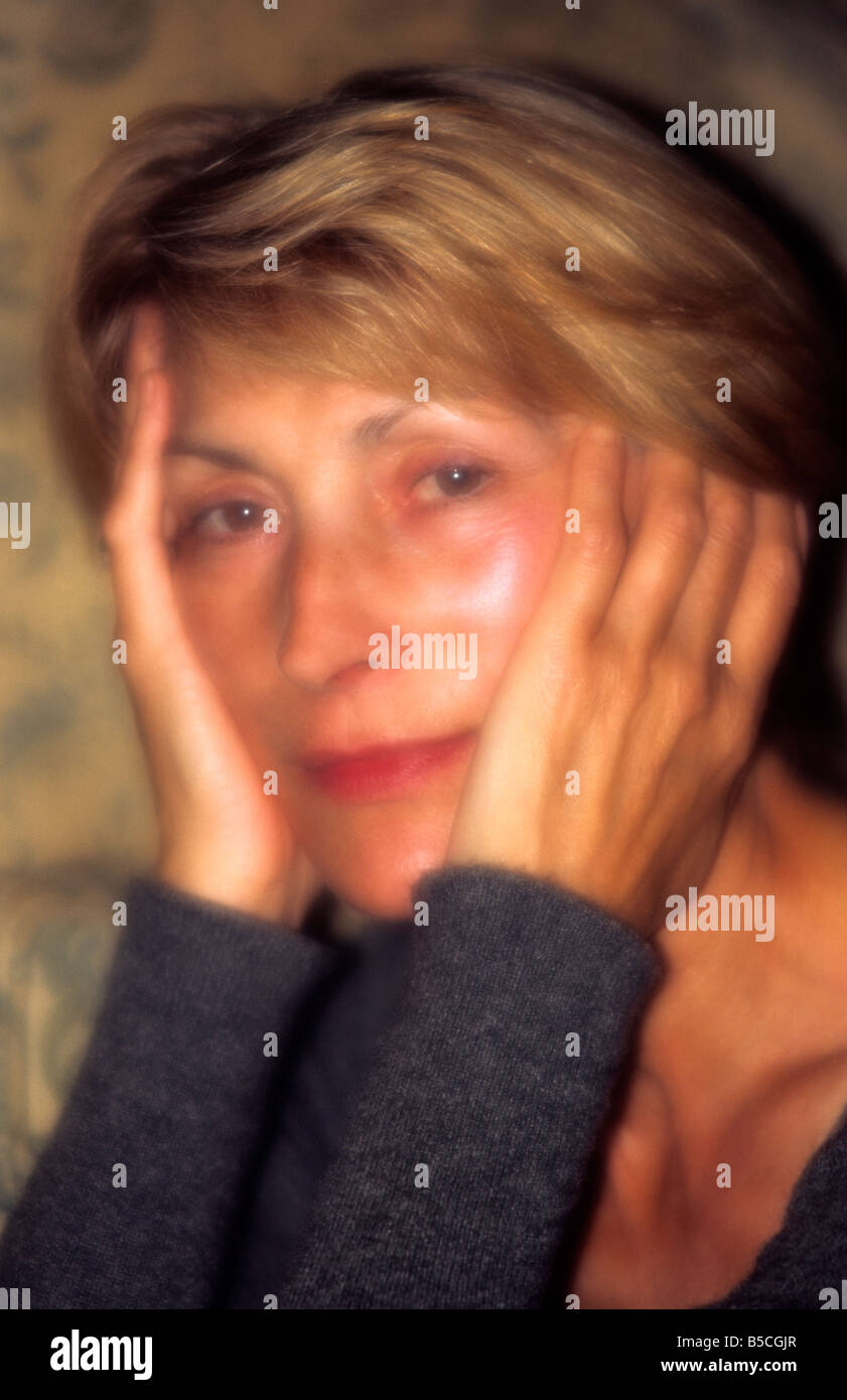 Weichzeichner-Porträt von attraktiven 50-etwas Engländerin. Stockfoto