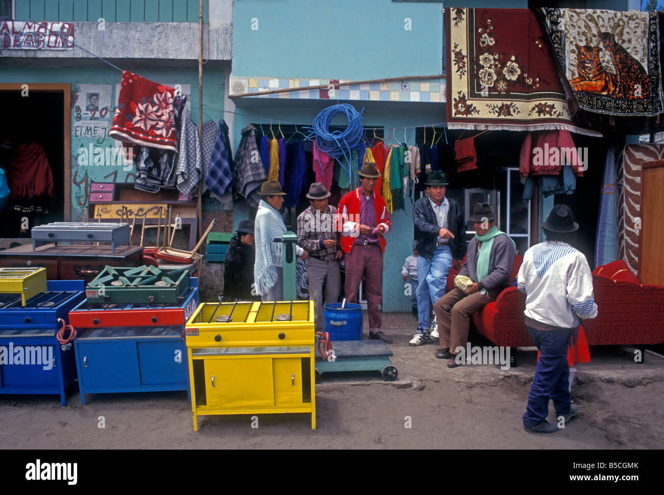 Ecuadorianer Person Erwachsene Erwachsene männliche Männer Mann Männer Anbieter am Markttag Zumbahua Cotopaxi Provinz Ecuador Südamerika Stockfoto