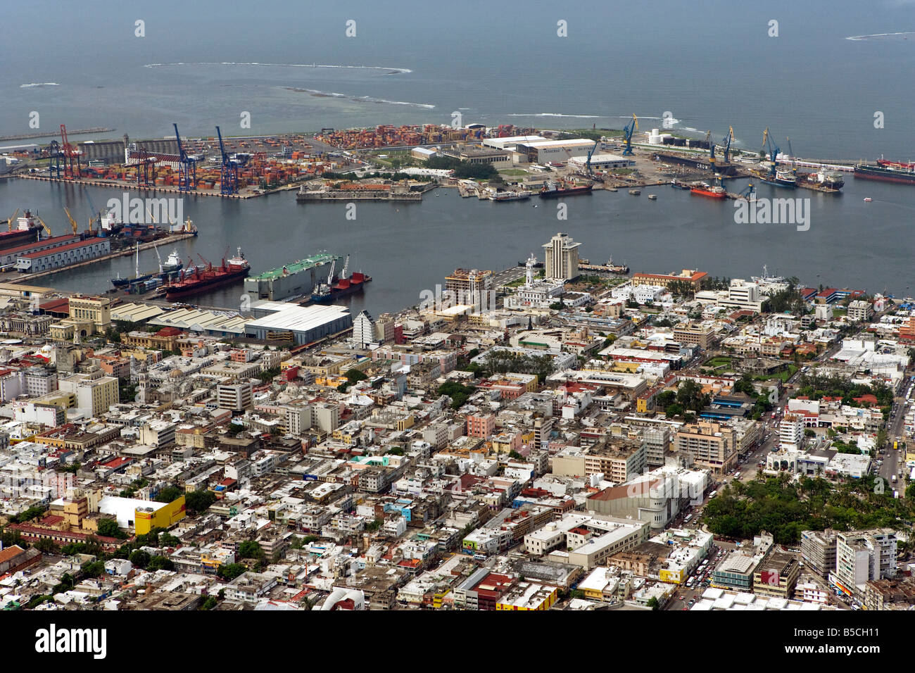 Luftaufnahme über dem Hafen von Veracruz Mexiko und dem Stadtzentrum entfernt Stockfoto