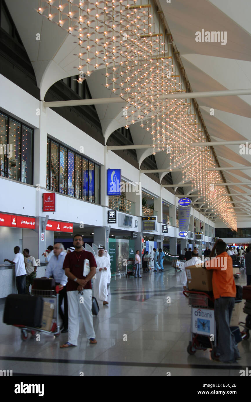 Passagiere einchecken am Dubai International Airport Vereinigte Arabische Emirate Stockfoto