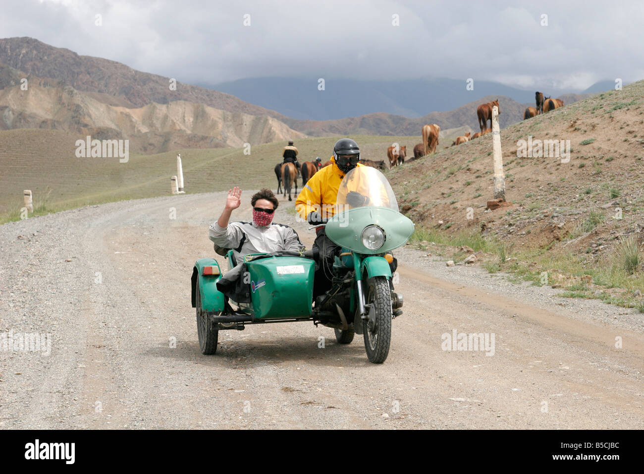 Touristen auf dem Motorrad mit Beiwagen, Kirgisien, Zentralasien Stockfoto