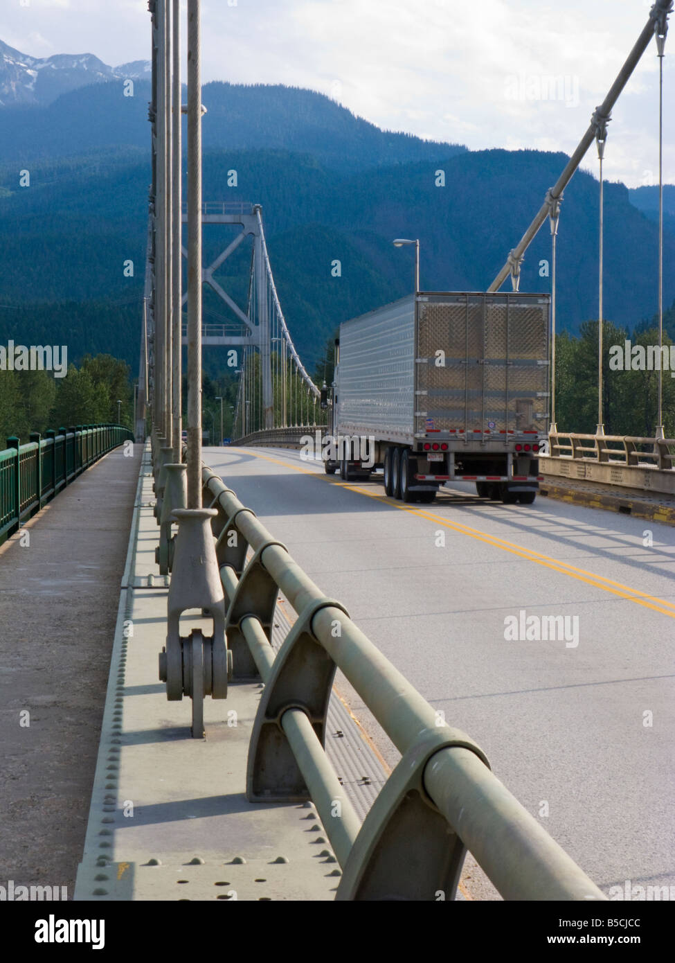 LKW auf Route 1, Trans-Canada Highway-Brücke über den Columbia River in Revelstoke, Britisch-Kolumbien Kanada Stockfoto
