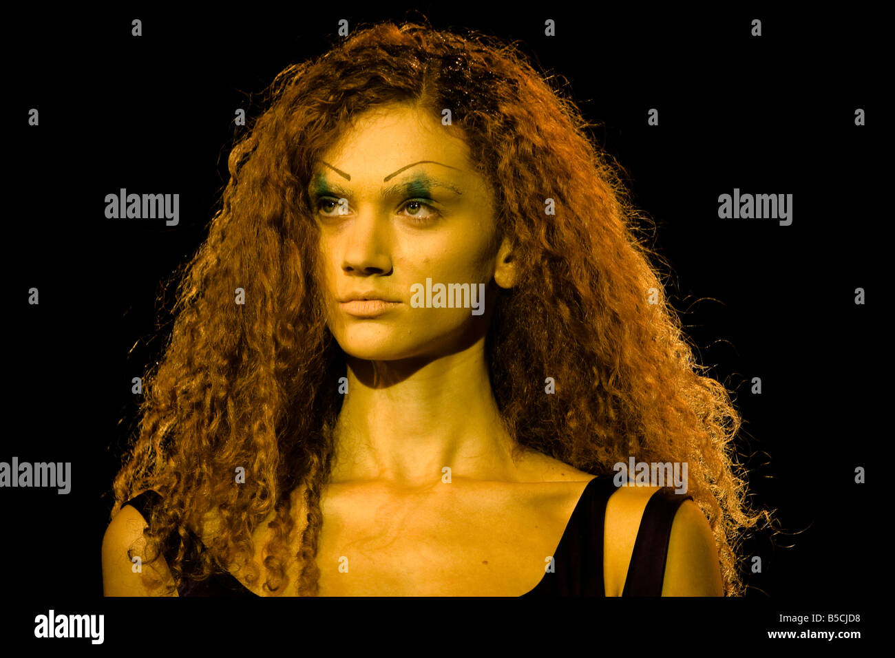 Ein Modell zeigt eine Outfit von Designer Liliya Litkovskaya während der Ukrainian Fashion Week Frühjahr/Sommer 2009, Kiew, Ukraine Stockfoto