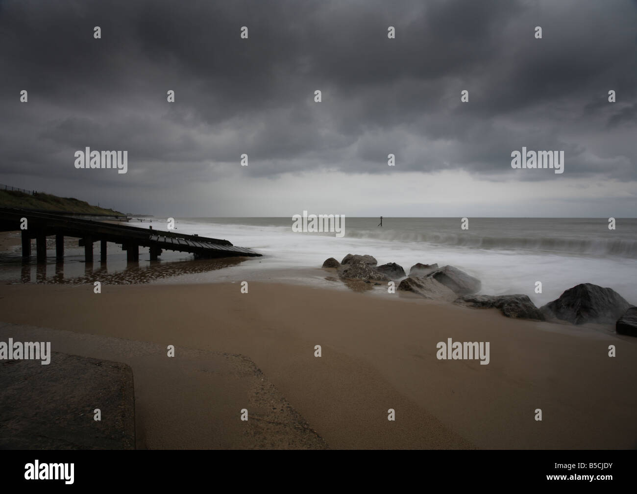 Die Bootsrampe Zugang und Strand im Bereich des Warenkorb-Lücke, südlich von Happisburgh, Norfolk viel übersehen. Stockfoto