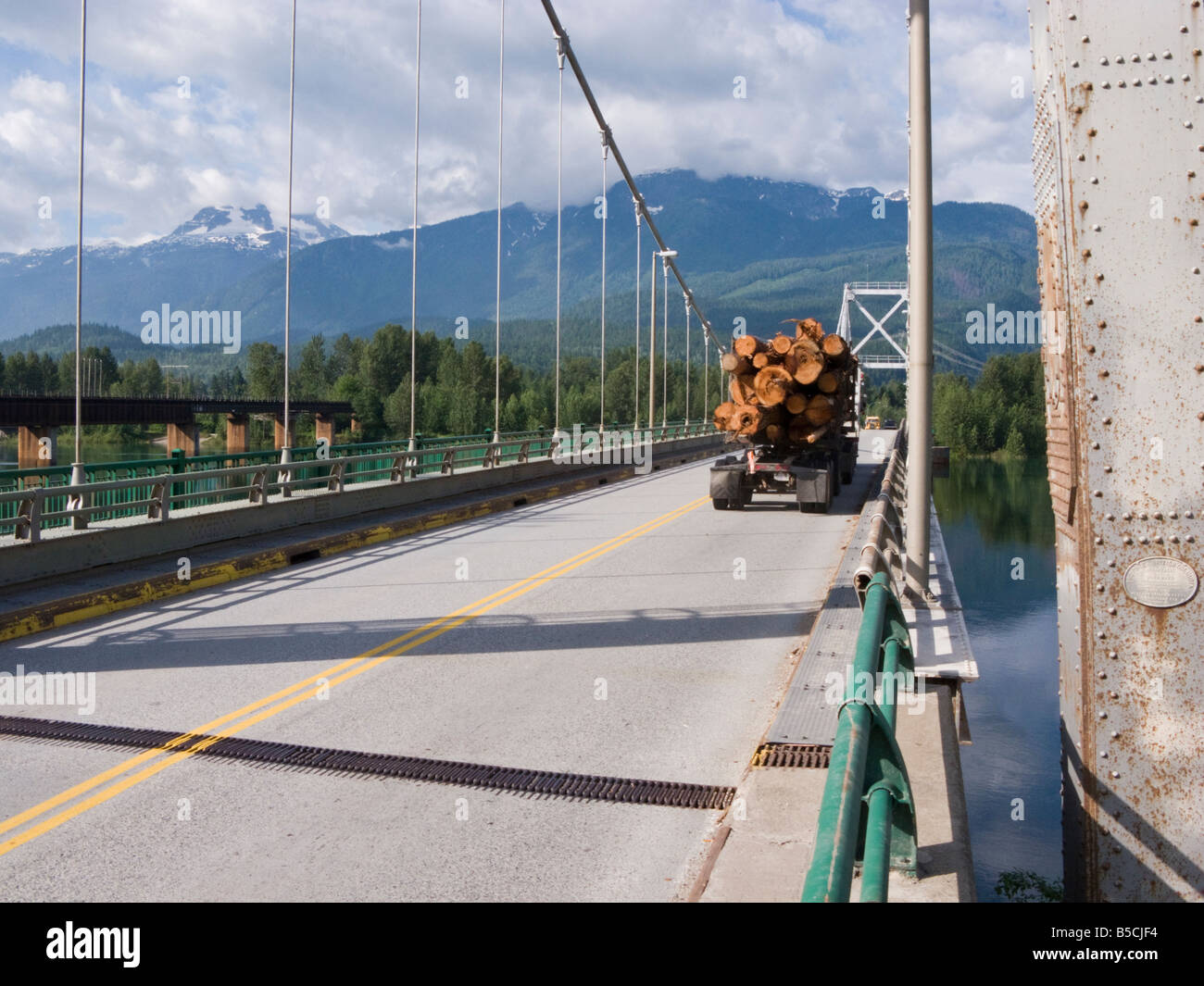 Logging Truck auf Route 1, Brücke Trans-Canada Highway über den Columbia River in Revelstoke, Britisch-Kolumbien Kanada Stockfoto