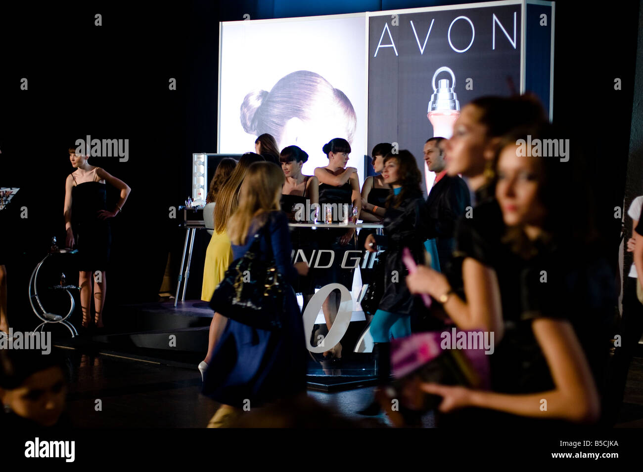 Hostessen in stehen der Kosmetikkonzern Avon im Rahmen der Ukrainian Fashion Week, in Kiew, Ukraine, Freitag, Oct.17, 2008 Stockfoto
