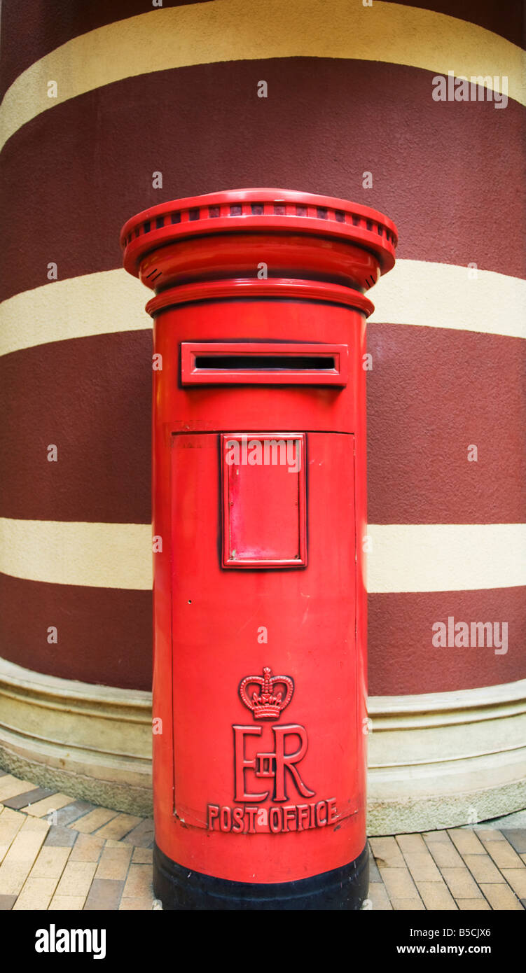 "Red britische Post Box links aus der Kolonialzeit in Hong Kong China" Stockfoto
