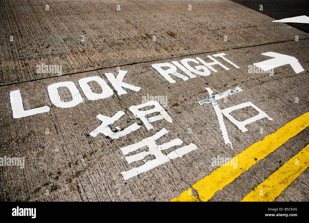 "Chinesische und englische Verkehrszeichen auf einer Straße in Hongkong" Stockfoto