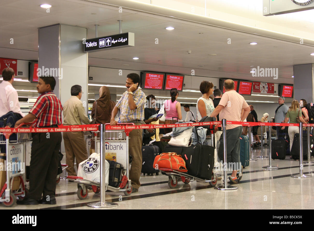 Passagiere einchecken am Dubai International Airport Vereinigte Arabische Emirate Stockfoto