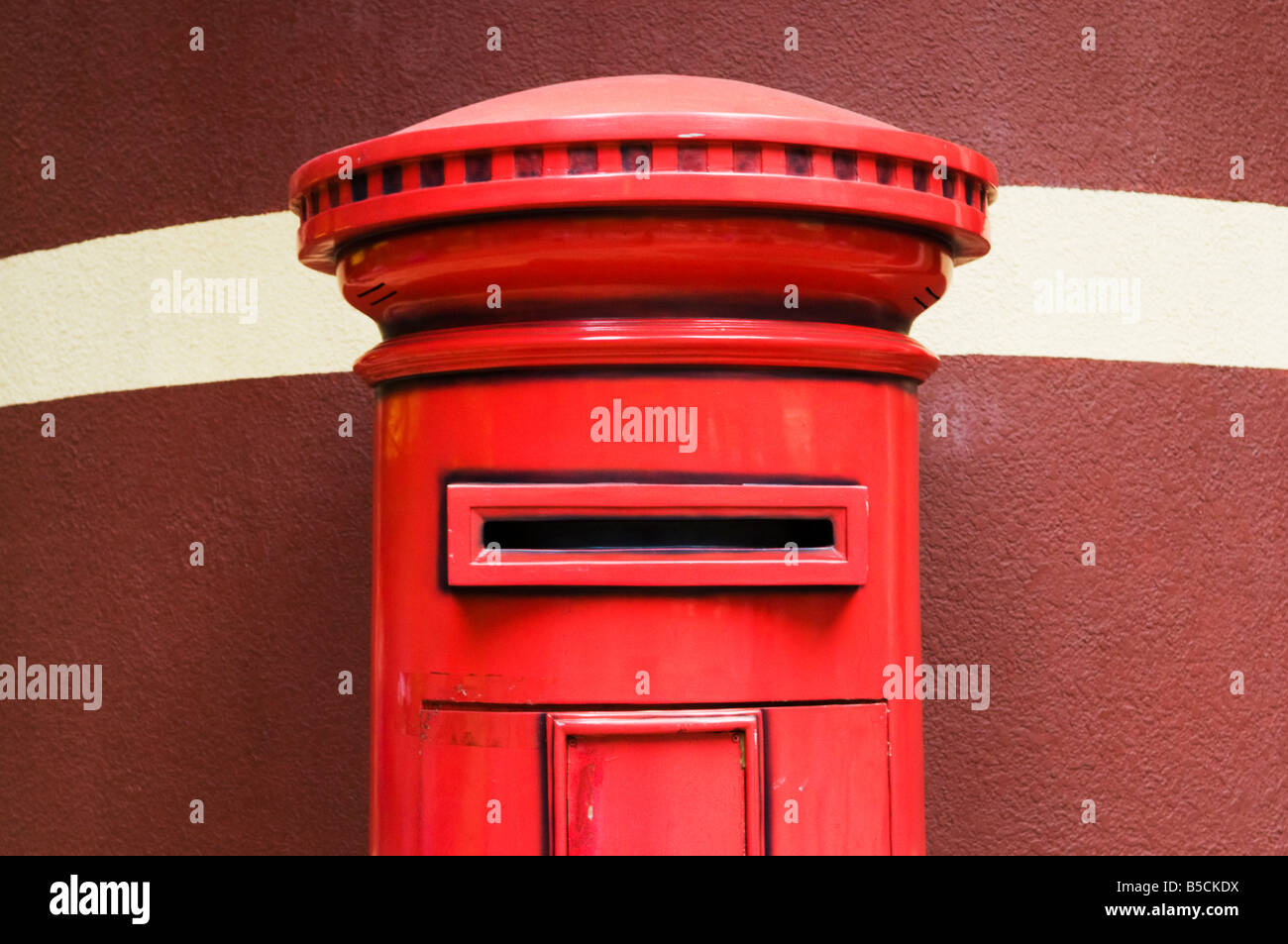 "Red britische Post Box links aus der Kolonialzeit in Hong Kong China" Stockfoto