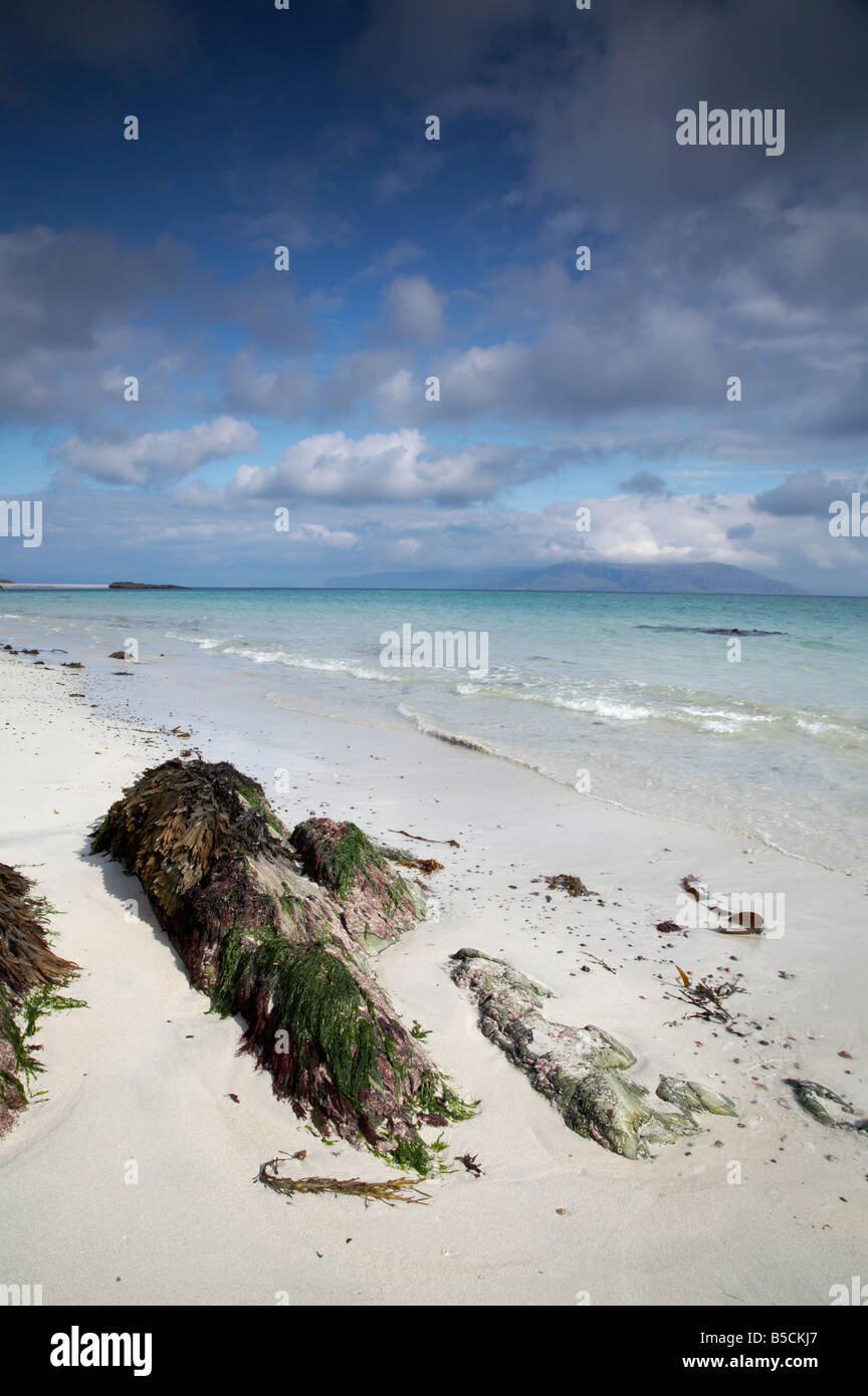 tropischen weißen Sandstrand an der Nordküste der Insel Iona mit der Isle of Mull am Horizont Stockfoto