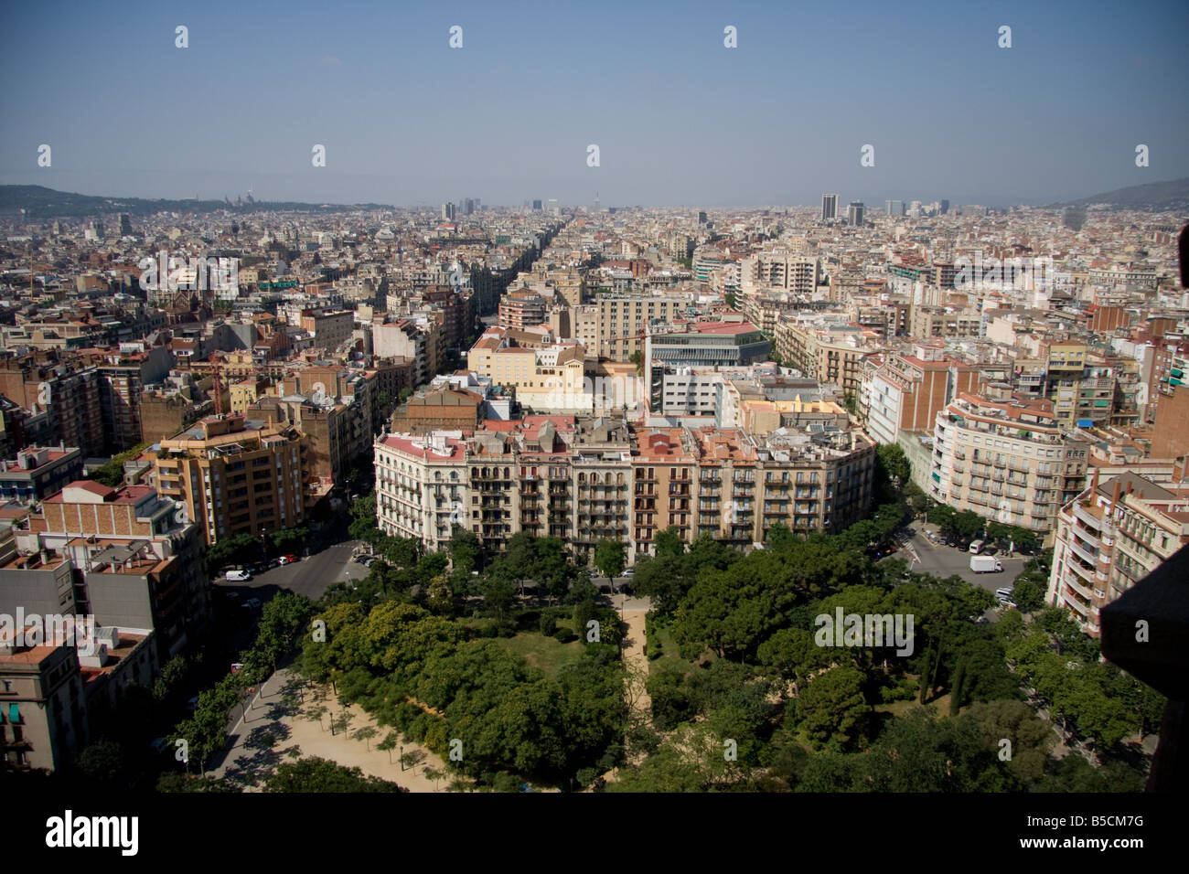 Einen Schuss auf die Skyline von Barcelona von der Spitze der Sagrada Familia an einem heißen Tag klar Stockfoto