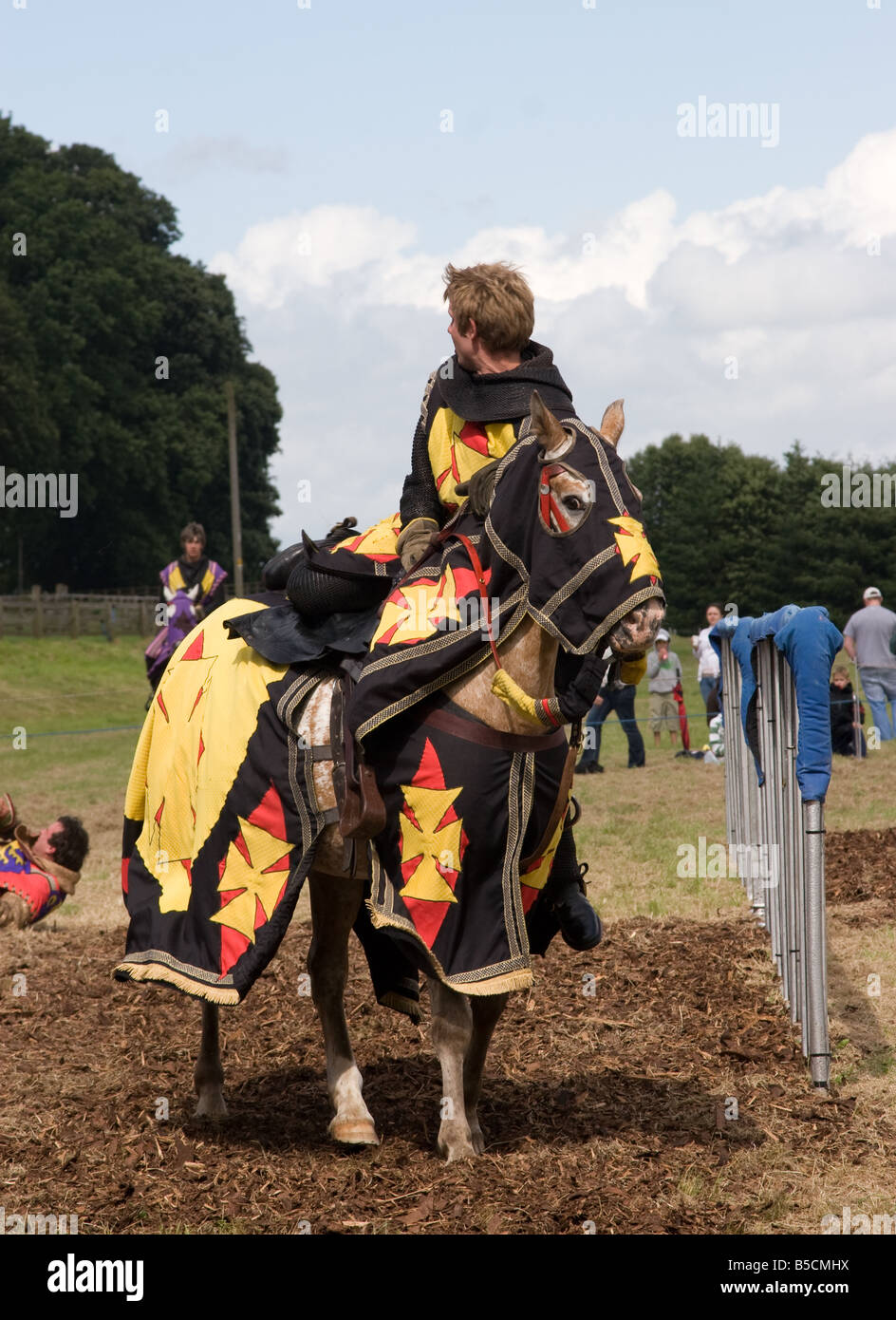 Ritter auf Pferd bei einem Turnier Stockfoto