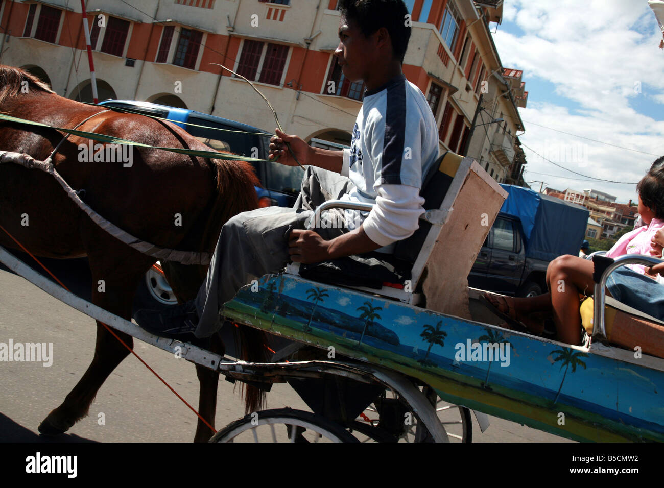 Ein kleiner Junge bietet eine Fahrt auf seinem Carosse bei der traditionellen kann ein fairer Antanarivo Madagaskar Stockfoto