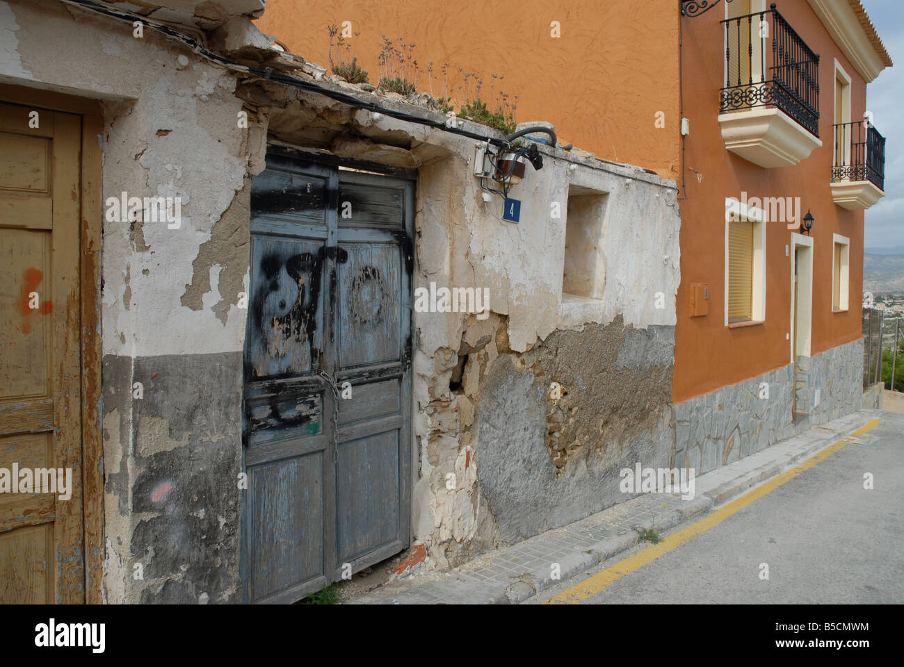 aufgegeben von Dorfhaus mit Graffiti, neben renovierten Haus, Busot, Comunidad Valenciana, Provinz Alicante, Spanien Stockfoto